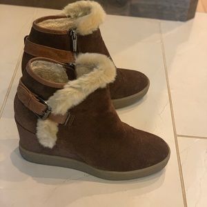 Aquatalia
Cameron Faux-Fur-Trimmed Suede Wedge Bootie 6.5